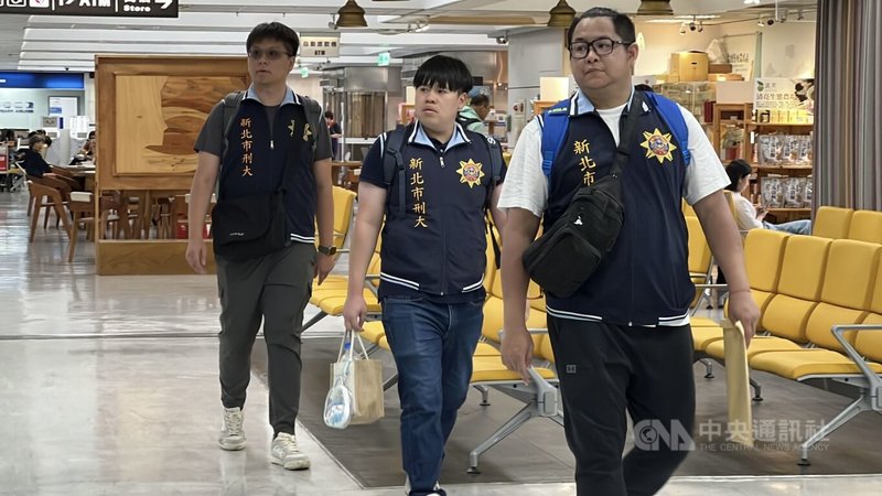 檢警偵辦藝人涉逃避兵役案,14日擴大搜索,新北市警局刑大人員守候在台東豐年機場,將從綠島返回的藝人威廉帶走。至於是否直接拘提威廉,警方未回答。中央社記者盧太城台東攝 114年5月14日