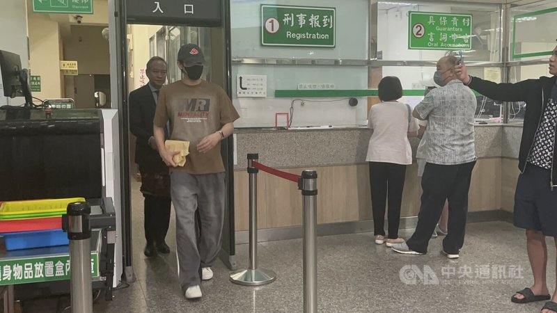 檢警偵辦藝人涉妨害兵役案,藝人陳零九(前左)14日傍晚移送新北檢複訊,檢方訊後,諭令以新台幣30萬元交保。陳零九晚間辦保完成,與律師在樓梯間討論約5分鐘後,快速離開。中央社記者趙敏雅攝 114年5月14日