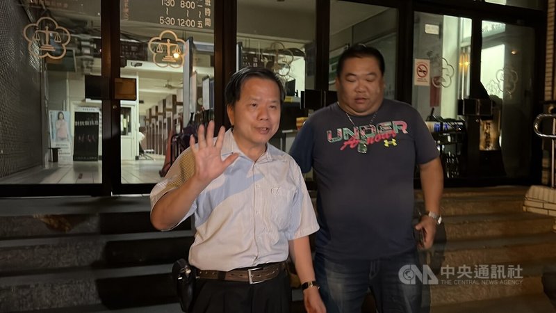 屏東地檢署偵辦民進黨山地原住民立委伍麗華罷免提議案涉死亡連署,14日約談11人到案說明。國民黨屏東縣黨部書記長蕭榮明(左)晚間請回,他表示,無妄之災,第1階段連署案黨部沒介入,其他案情不方便說明。中央社記者李卉婷攝 114年5月14日