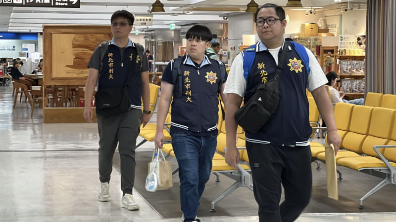 檢警偵辦藝人涉逃避兵役案,14日擴大搜索,新北市警局刑大人員守候在台東豐年機場,將從綠島返回的藝人威廉帶走。至於是否直接拘提威廉,警方未回答。中央社記者盧太城台東攝 114年5月14日