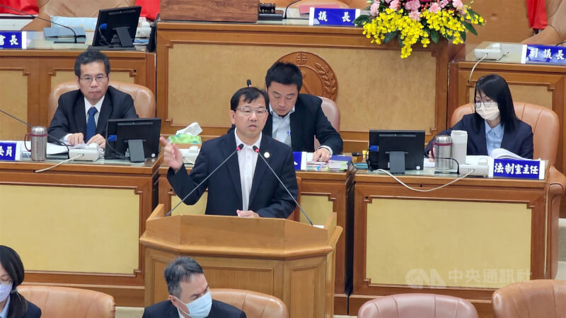 藝人涉用造假醫療證明規避兵役遭檢警調查。新北市議會14日進行業務質詢,民政局長林耀長(講台者)針對議員提問役男體檢複檢是否可能涉及2次造假時,表示「對」,負責的都是台北榮總。中央社記者王鴻國攝 114年5月14日