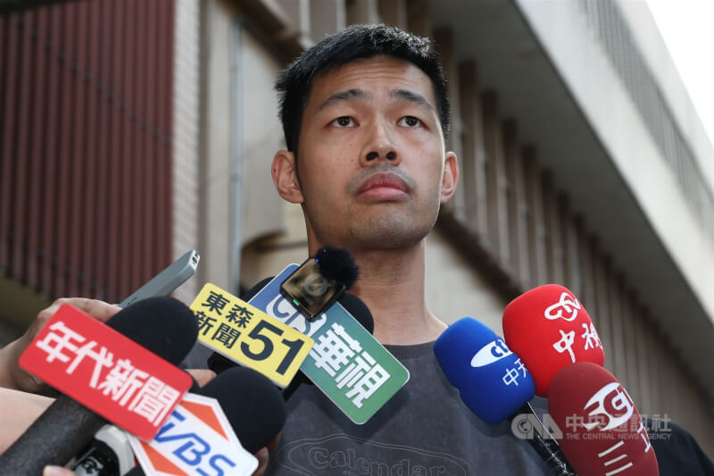 檢警偵辦藝人涉妨害兵役案,新北檢14日下午複訊藝人陳大天(圖)後,諭令以新台幣25萬元交保。陳大天離開時面對鏡頭致歉,並表示身為台灣國民,沒有履行國民應盡義務,知法犯法,是非常不當的行為,要對自己浪費大眾資源說對不起。中央社記者王騰毅攝 114年5月14日