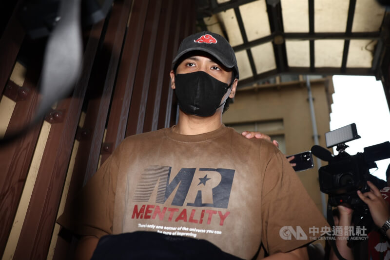 檢警偵辦藝人涉逃避兵役案,14日擴大搜索,藝人陳零九(圖)下午在板橋區遭警方拘提到案,移送新北地檢署複訊。中央社記者王騰毅攝 114年5月14日