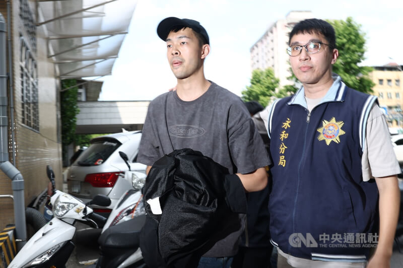 檢警偵辦藝人涉逃避兵役案,14日擴大搜索對象,藝人陳大天(左)被移送新北地檢署複訊。中央社記者王騰毅攝 114年5月14日