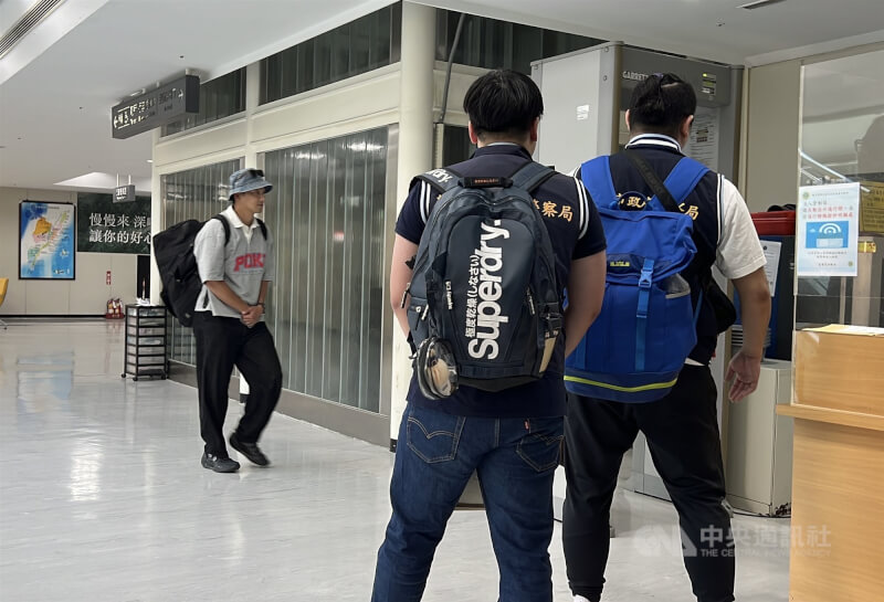 檢警偵辦藝人涉逃避兵役案,藝人威廉(左1)疑涉案,他14日從綠島搭乘班機,下午抵達台東豐年機場後,並未走出管制區,在廁所停留了10幾分鐘,於機場守候的新北市刑警直接進入管制區內帶人。中央社記者盧太城台東攝 114年5月14日