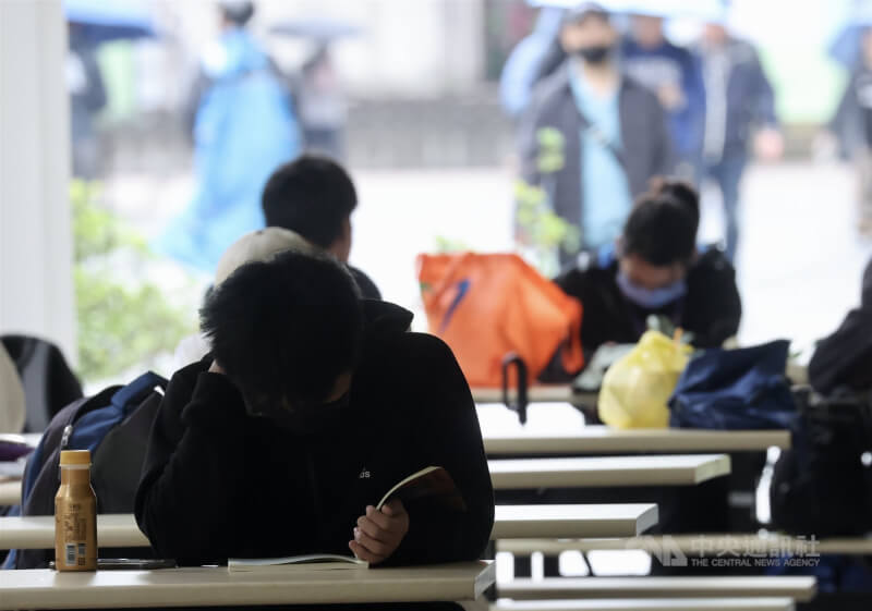 圖為4月26日統測考生在考場把握時間複習考試科目。(中央社檔案照片)