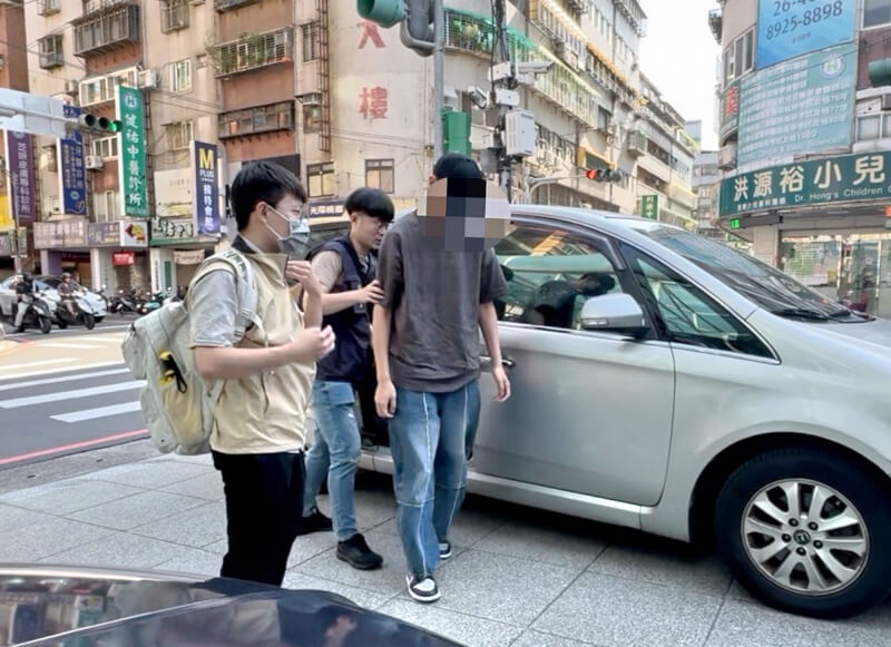 新北檢警偵辦藝人涉嫌逃避兵役案,14日擴大搜索對象;藝人陳大天(前右)上午被拘提到案,帶回釐清案情。(翻攝照片)中央社記者黃旭昇新北傳真 114年5月14日
