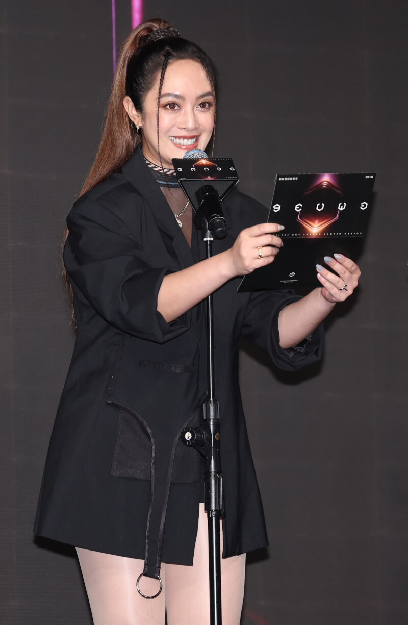 第36屆流行音樂金曲獎入圍名單公布記者會14日下午在台北舉行,歌手舞思愛(圖)擔任揭獎嘉賓,公布入圍名單。中央社記者張新偉攝 114年5月14日