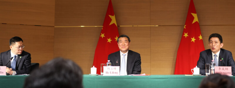 美中貿易會談結果令人意外,也使中國談判主帥,包括中國副總理何立峰(中)、商務部副部長李成鋼(右)及財政部副部長廖岷(左)成為焦點。(中新社)