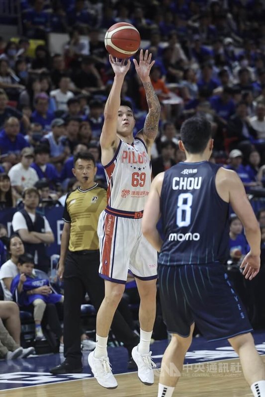 台灣職籃P.LEAGUE+總冠軍賽14日晚間進行第4戰,桃園璞園領航猿當家射手盧峻翔(白衣者)掃除前3戰手感不佳的陰霾,狂飆全場最高28分,率隊以91比75擊敗台北富邦勇士。中央社記者吳家昇攝 114年5月14日