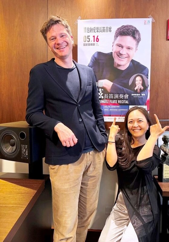 維也納愛樂長笛首席卡爾.海因茨.舒茲(Karl-Heinz Schütz)(左)將來台舉行音樂會,合作鋼琴家為長崎麻里香(Marika Nagasaki)(右)。(新象藝術提供) 中央社記者趙靜瑜傳真 114年5月14日
