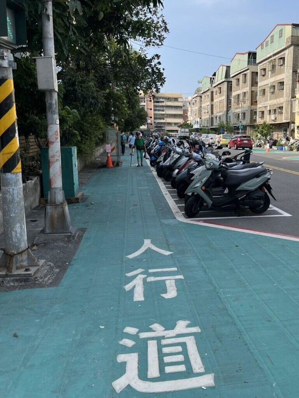 高雄義大大昌醫院北側的大昌一路302巷增設「停車帶保護型標線人行道」,日前完工。(高雄市交通局提供)中央社記者蔡孟妤傳真 114年5月14日