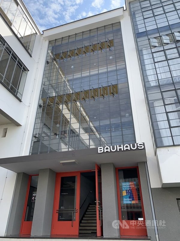 德紹(Dessau)的包浩斯校舍建築由包浩斯創辦人華特.葛羅培斯(Walter Gropius)設計,建於1926年,現為包浩斯德紹基金會所在地,承擔展覽、研究與教育等多重功能。中央社記者林尚縈德紹攝 114年5月14日