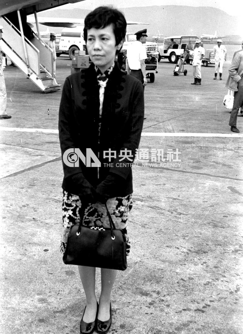 作家華嚴自澳洲回台。中央社記者汪萬里攝 59年5月15日