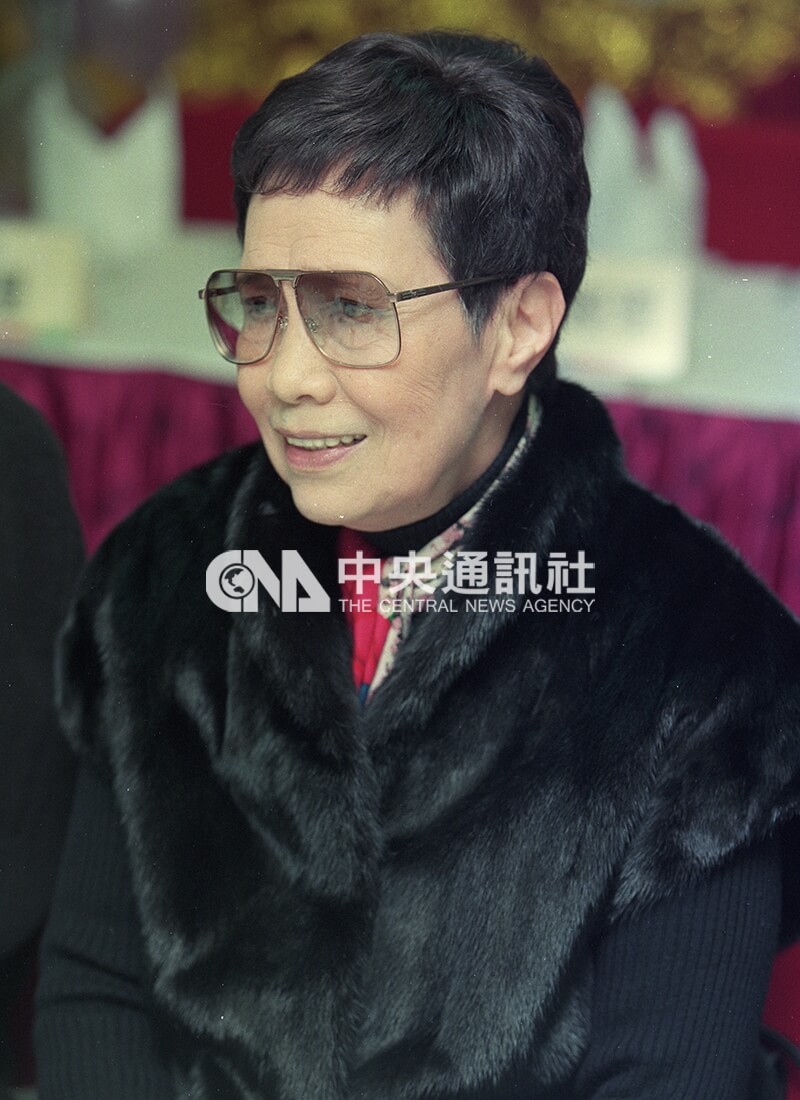 華嚴出席電視劇「燕雙飛」試映會,她花了14個月,將自己的小說改編為劇本。中央社記者孫仲達攝 88年1月8日