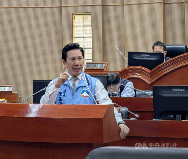 金門金城國中健康科段考試題涉性別爭議,金門縣長陳福海(前)14日在議會表示,從出題到審查機制,都要深刻反省檢討,不容許憾事再次發生。中央社記者吳玟嶸攝 114年5月14日
