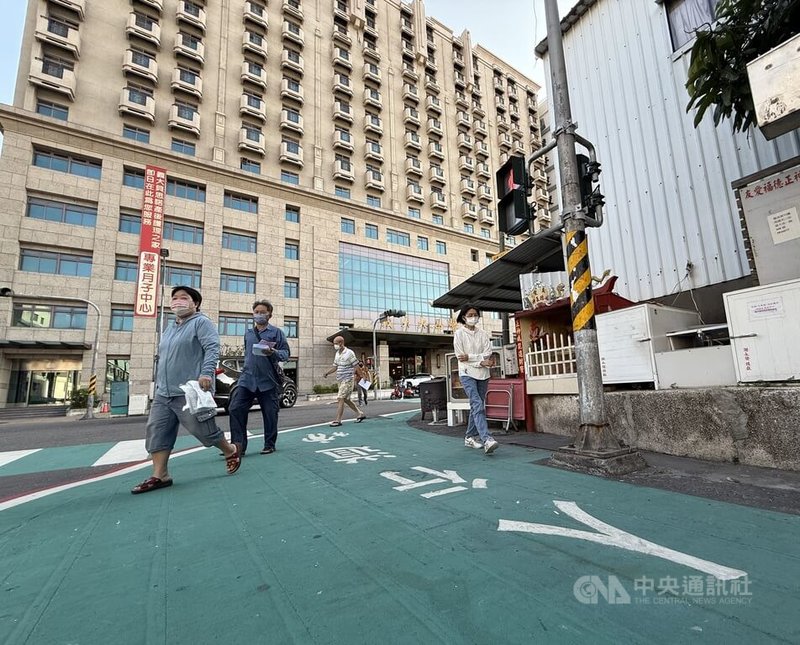 高雄義大大昌醫院北側的大昌一路302巷因道路兩側寬度不一,引發安全疑慮,市府增設「停車帶保護型標線人行道」,將動線分隔明確,日前已完工。中央社記者董俊志攝 114年5月14日