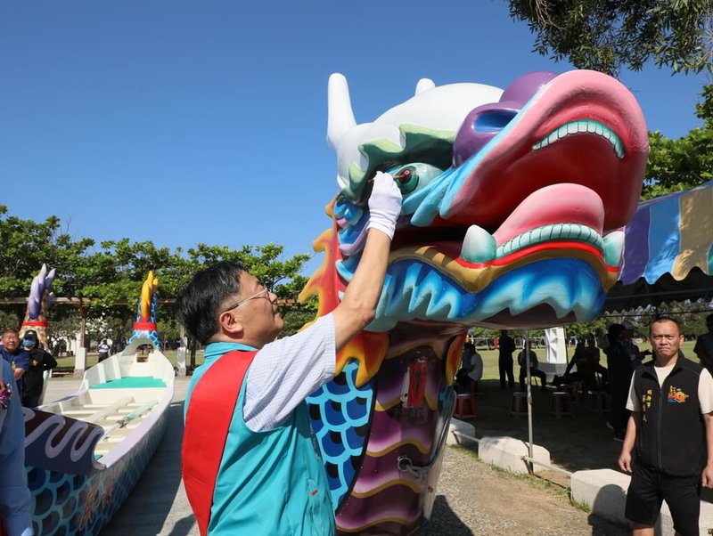嘉義縣第39屆端午龍舟競賽31日將在東石漁人碼頭舉行,縣府與東石鄉公所15日率先舉辦龍舟開光點睛儀式,嘉義縣副縣長劉培東(前中)為龍舟點睛。(嘉義縣府提供)中央社記者蔡智明傳真 114年5月15日