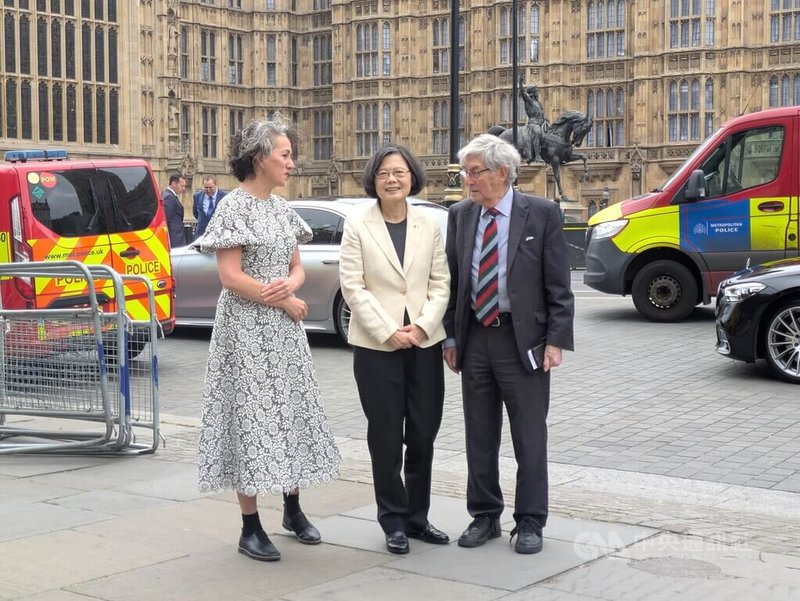 前總統蔡英文(中)15日訪問英國國會,台英國會小組兩位共同主席、下議院議員柴萍恩(左)及上議院議員羅根勳爵(右)親自迎接。中央社記者陳韻聿倫敦攝 114年5月15日