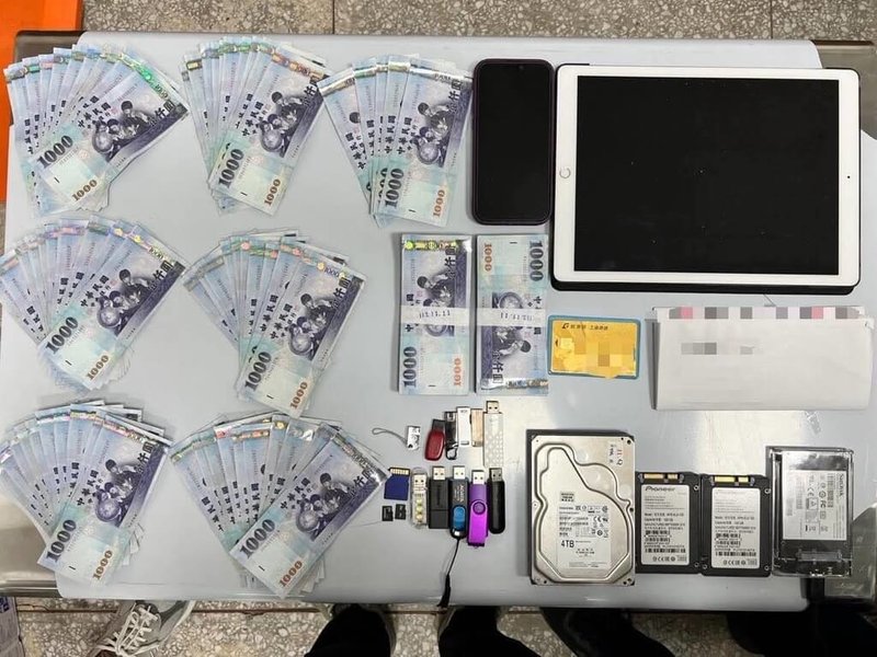 台東縣警察局近日公布台東警方打詐及被詐案件情況。警方表示,台東縣4月份受理詐騙案83件、財損金額新台幣2182萬元,警察局與金融機構也共同成功攔阻1606萬元,破獲10詐團、逮捕41人。圖為查扣不法所得。(台東縣警察局提供)中央社記者盧太城台東傳真 114年5月15日