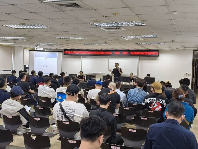 2025雙北世界壯年運動會17日開幕,北市警方15日表示,為因應世壯運眾多外國選手及觀光客出入轄內相關營業場所,特邀集轄內酒店、夜店、酒吧、小吃店、KTV、餐酒館等店家召開座談會,要求落實內部安全管理與安檢作為,提升自主安全管理能力。(台北市警察局信義分局提供)中央社記者黃麗芸傳真 114年5月15日