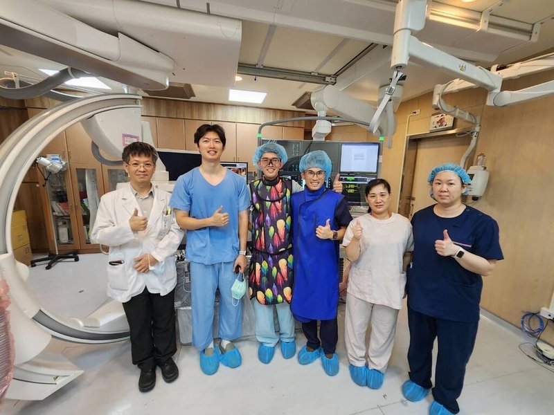澎湖醫院日前順利完成首例內視鏡逆行性膽胰管攝影術(ERCP),為87歲老婦取出2顆結石。圖為醫療團隊合影。(衛生福利部澎湖醫院提供)中央社 114年5月15日