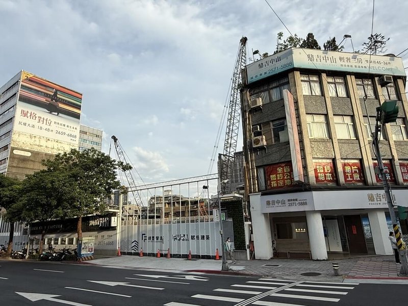 住展雜誌15日公布統計,北台灣2025年520檔期新成屋、預售屋預估推案量為新台幣1926.3億元,較2024年同期實際推案量減少約718.8億元,年減幅27.2%。(住展雜誌提供)中央社記者何秀玲傳真 114年5月15日