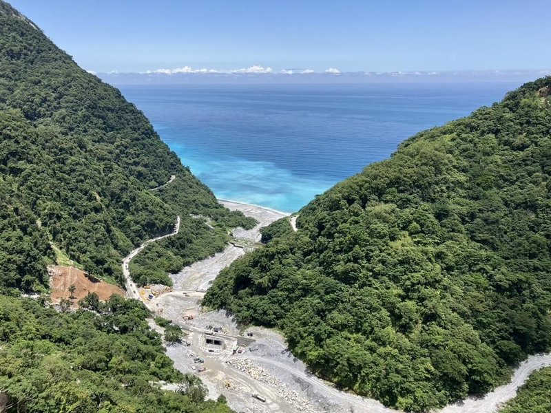 花蓮縣石公溪因0403地震及接連豪雨沖刷,崩落土石造成下方蘇花公路匯德隧道北口路段及台鐵小清水橋沖毀,花蓮縣政府爭取中央經費進行上游疏濬工程,目標8月完工。(花蓮縣政府提供)中央社記者張祈傳真 114年5月15日