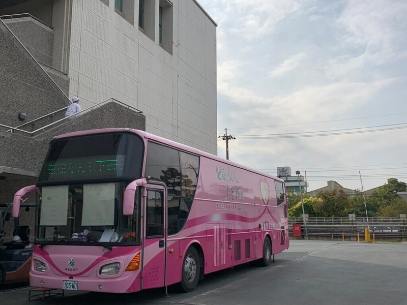 乳癌已成為台灣女性發生率最高的癌症,嘉義縣衛生局呼籲40至74歲婦女接受每2年1次的免費乳房X光攝影檢查。圖為乳房攝影巡迴車。(嘉義縣衛生局提供)中央社記者蔡智明傳真 114年5月15日