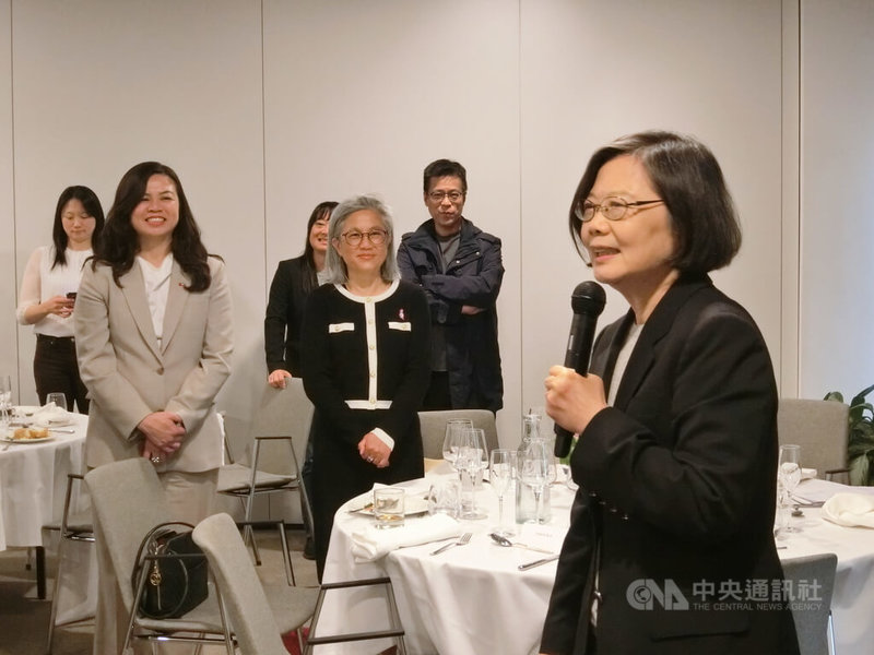 蔡英文與旅居丹麥的台灣僑民餐敘,期許台灣人讓世界看見台灣,也提醒旅外人士照顧自己、照顧別人。中央社記者辜泳秝哥本哈根攝 114年5月15日