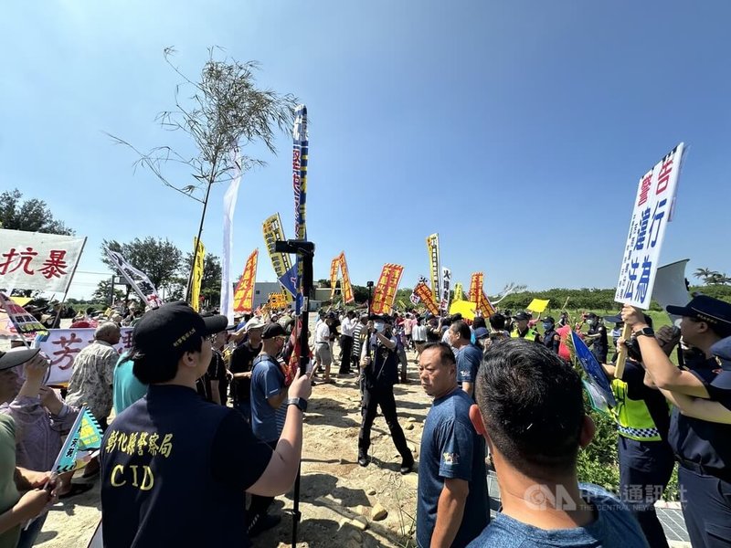 二林芳苑反火葬場自救會15日赴彰化縣芳苑鄉第一殯儀館周邊遊行,要求彰化縣政府撤銷火化場設置案,過程中一度要衝進殯儀館,警方舉牌要求解散。中央社記者鄭維真攝 114年5月15日