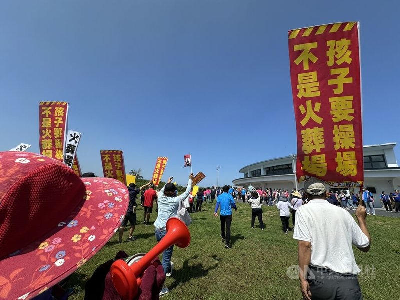 彰化縣芳苑鄉公所成立「芳苑鄉生命園區」,15日舉行謝土祈安賜福法會,二林芳苑反火葬場自救會反對未來火化場設立在附近,一度要衝進芳苑第一殯儀館內抗議。中央社記者鄭維真攝 114年5月15日