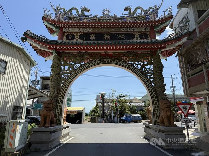 南投縣名間鄉松柏嶺受天宮聞名遐邇,位於名松路二段與松嶺街口、前往受天宮第二停車場的「第二山門」(圖)是遠道信眾辨認「受天宮到了」的地標。中央社記者蕭博陽南投縣攝 114年5月15日