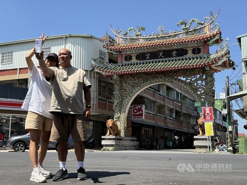 南投縣松柏嶺受天宮「第二山門」有半世紀歷史,經鑑定有倒塌疑慮,拆除作業19日將展開,信眾得知紛紛趕來拍照留念。中央社記者蕭博陽南投縣攝 114年5月15日