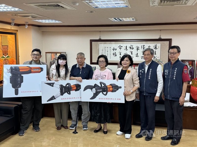 雲林縣民張吟（中）曾遇火警，幸獲消防人員救助，為回報救命之恩，15日捐贈消防指揮車及裝備器材等給雲林縣消防局，盼幫助保護更多民眾的生命財產，縣長張麗善（右3）也感謝張吟的善心義舉。中央社記者姜宜菁攝  114年5月15日