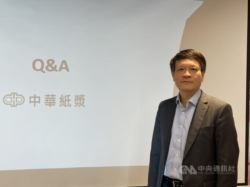 華紙15日召開法說會,總經理陳瑞和表示,關稅政策對華紙影響有利有弊,希望最壞狀況在4月,而華紙外銷全世界40幾國,受各國與美國間關稅波動牽動,華紙訂單確實受間接影響,僅能「審慎保守」以對。中央社記者何秀玲攝 114年5月15日