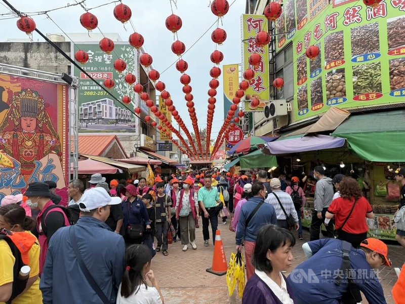 苗栗縣通霄鎮白沙屯拱天宮媽祖進香活動帶動地方人潮湧入,有民代建議引入台灣好行觀光巴士或鄉鎮幸福巴士,強化在地公共運輸交通接駁,縣府允研議。圖為白沙屯媽祖進香期間拱天宮周邊人潮。中央社記者管瑞平攝 114年5月15日