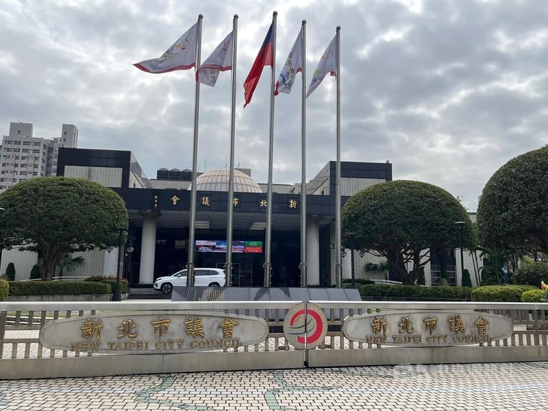 新北市長侯友宜日前宣布將成立高齡長期照顧處。新北市議會民進黨團15日表達盼侯友宜到議會專案報告，國民黨團則持反對意見。圖為新北市議會外觀。中央社記者趙敏雅攝  114年5月15日