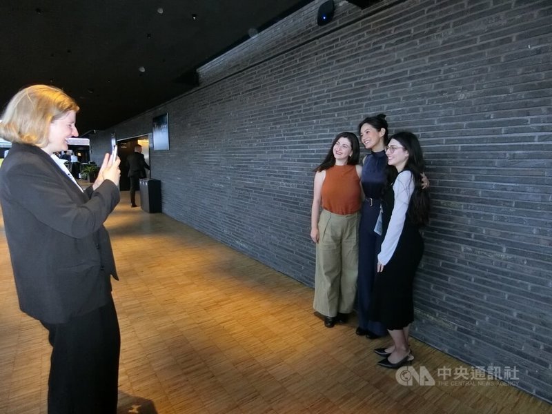 受哥本哈根民主高峰會邀請,台劇「零日攻擊」13日於丹麥首映,演員謝怡芬在劇中演出精彩,現場許多觀眾紛紛要求合照。中央社記者辜泳秝哥本哈根攝 114年5月15日