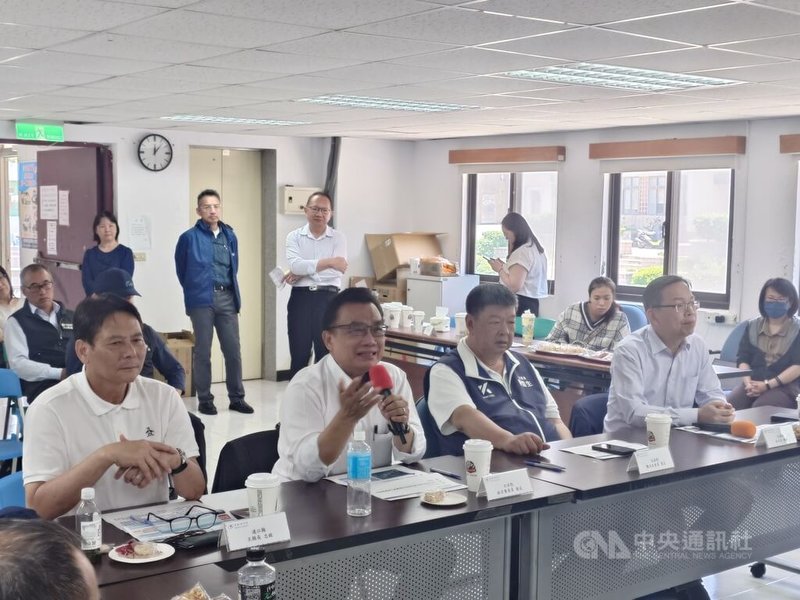 立法院交通委員會召委、民眾黨籍立委林國成(前左2)以及國民黨籍立委陳雪生(前左3)15日赴北竿鄉考察並舉行「北竿機場擴建工程說明會」。中央社記者潘欣彤攝 114年5月15日