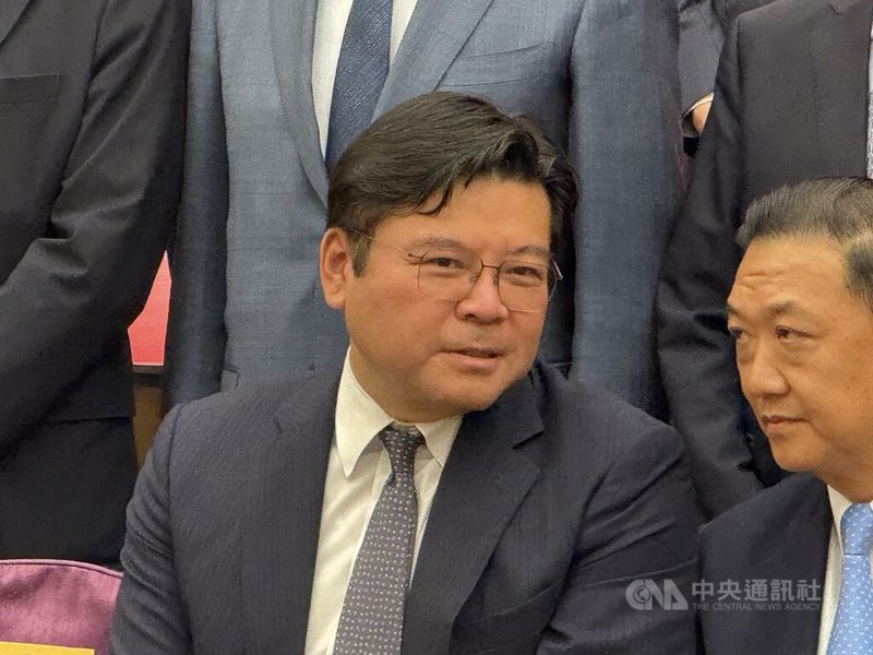 電電公會15日舉行第27屆第1次會員代表大會，副理事長許介立（左）受訪表示，美國德州因地理位置及稅務政策具備優勢，且鄰近墨西哥，有利於產業供應鏈分工。中央社記者吳家豪攝  114年5月15日
