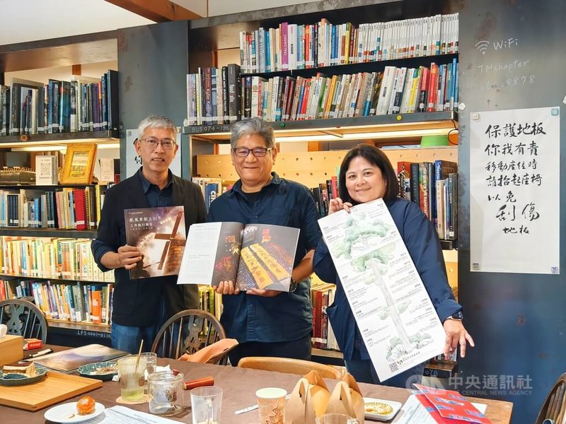 紙風車劇團出版32年來首本工作報告,創辦人李永豐(中)、紙風車劇團團長任建誠(左)及紙風車文教基金會執行長張敏宜(右)15日出席記者會,表示期待不管城市或偏鄉,都可以一直聽見台灣孩子的笑聲。中央社記者趙靜瑜攝 114年5月15日