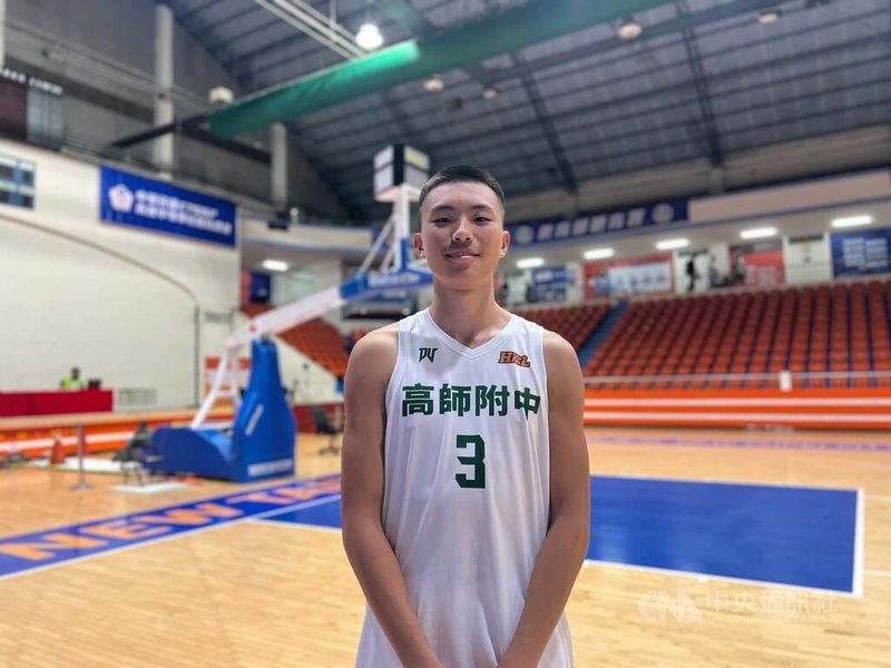 113學年度高中籃球聯賽(HBL)乙級男子組決賽高師附中15日晚間迎戰永春高中,高師附中高一菜鳥蕭守諒(圖)攻下全隊最高15分,助隊以79比74拿勝、前進4強。中央社記者陳容琛攝 114年5月15日
