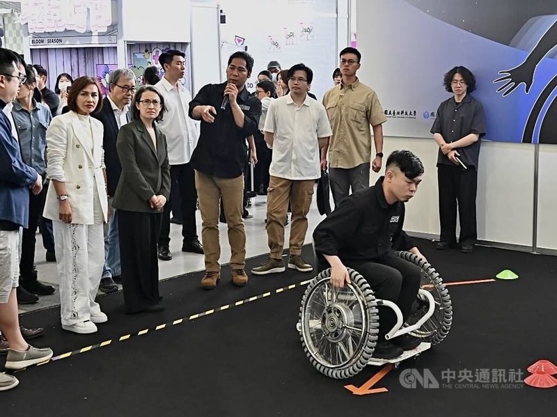 2025年「放視大賞」15日起一連3天在高雄展覽館開展,副總統蕭美琴(左3)、民進黨立委邱議瑩(左2)等人出席開幕典禮,並走訪台北科技大學展區。中央社記者董俊志攝 114年5月15日