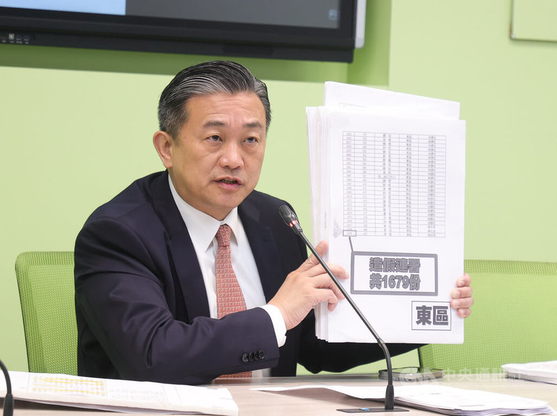 台南地檢署日前偵結起訴民進黨立委林俊憲、王定宇罷免案提議人名冊涉及不法案。王定宇(圖)15日舉行記者會表示,他已找好律師團,將協助被盜個資民眾或相關家屬提出民事求償。中央社記者謝佳璋攝 114年5月15日
