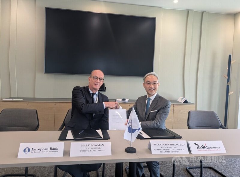 駐英國代表姚金祥(右)14日與歐洲復興開發銀行(EBRD)副總裁柏曼(Mark Bowman)(左)在歐銀倫敦總部簽署合作協議。中央社記者陳韻聿倫敦攝 114年5月15日