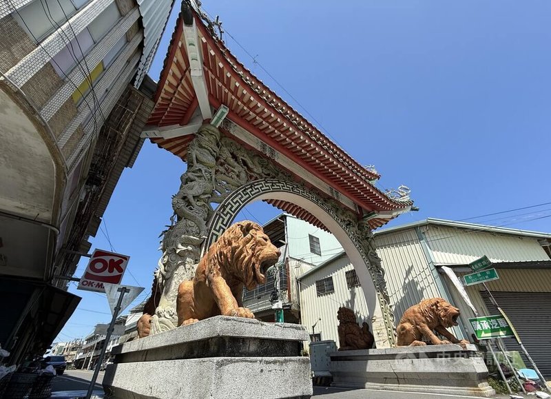 南投縣松柏嶺受天宮「第二山門」(圖)有半世紀歷史,經鑑定有倒塌疑慮,管委會向帝爺公請示如何處置,有修復、拆除原地重建、拆除不重建3個選項,帝爺公連賜8個聖杯選擇拆除不重建。中央社記者蕭博陽南投縣攝 114年5月15日