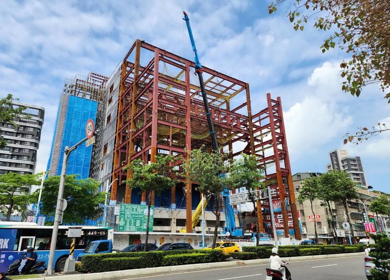 新北市蘆洲區湧蓮寺慈善公益大樓工程順利進行,預計在民國115年10月竣工,將是結合托老、托幼、表演廳及圖書室等多功能的全方位運動中心。(新北市工務局提供)中央社記者黃旭昇新北市傳真 114年5月15日
