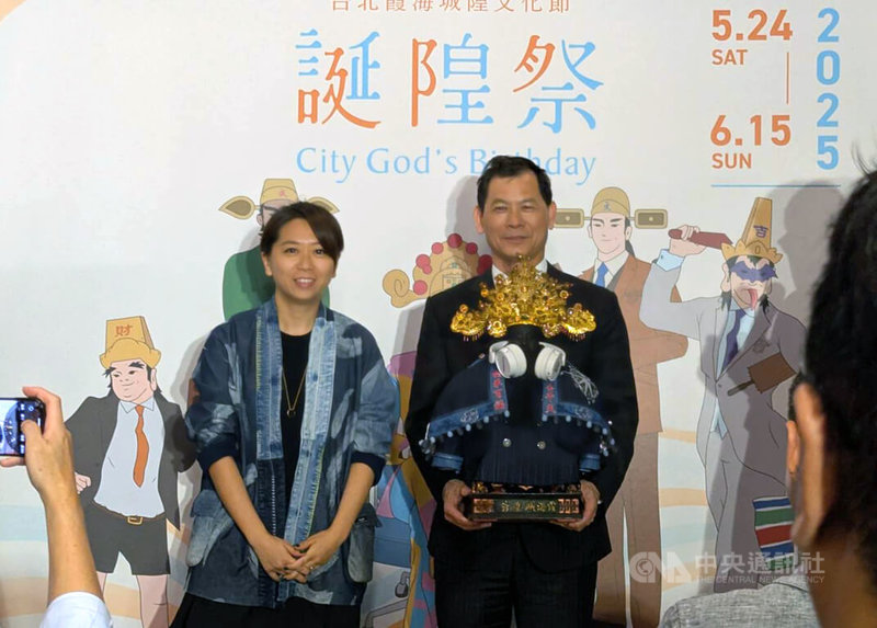 「2025台北霞海城隍文化節–誕隍祭」開幕記者會15日舉行,由永續品牌Story Wear主理人陳冠百(左)與凱恩洋服老闆范樓達(右)共同展示為台北霞海城隍廟城隍爺打造的西裝。中央社記者王寶兒攝 114年5月15日