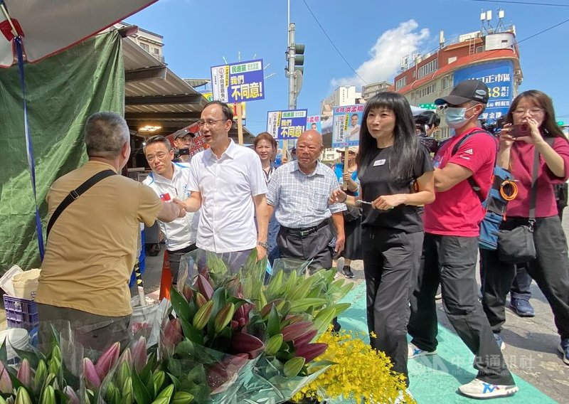 國民黨主席朱立倫(前左2)15日上午陪同黨籍立委洪孟楷(前左)至新北市林口市場掃街,向支持者呼籲在罷免案投下不同意票。中央社記者黃旭昇新北攝 114年5月15日